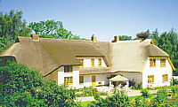 REETDACH-Pension Up'n Hoff mit Storchennest