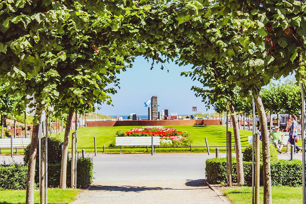 Blick von der Baaber Strandstraße auf den Kurplatz und die Ostsee