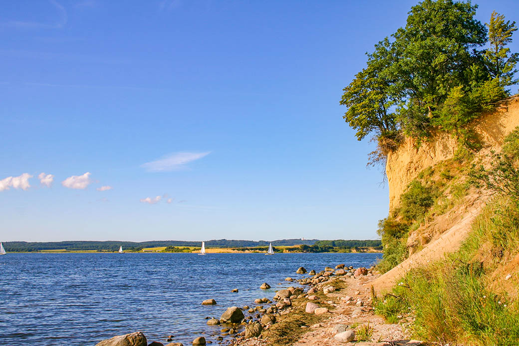 Am Ende mündet es mit dem Steilufer im Bodden