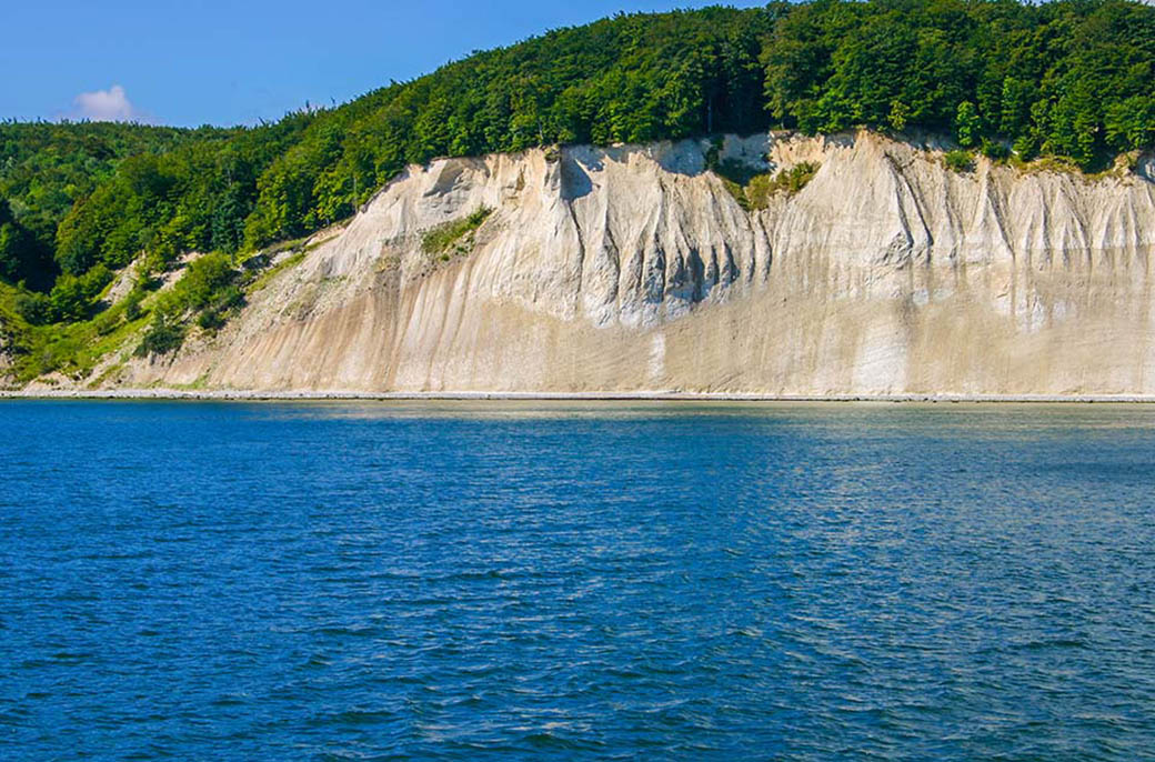 Hohe Kreidewand mit morasigen Taleinschnitt