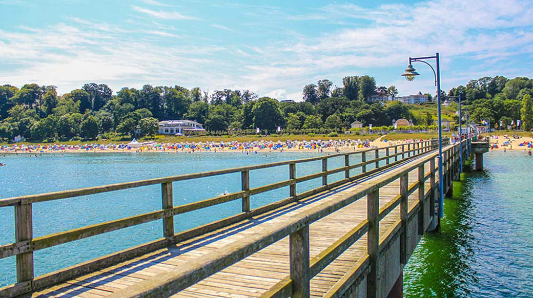 Blick von der Seebrücke auf den Badestrand und Kurplatz