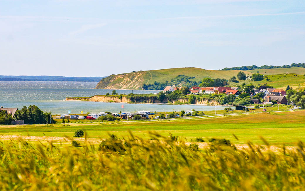 Blick von Thießow auf Klein und Groß Zicker. Am Horizont die Granitz mit dem Jagdschloß