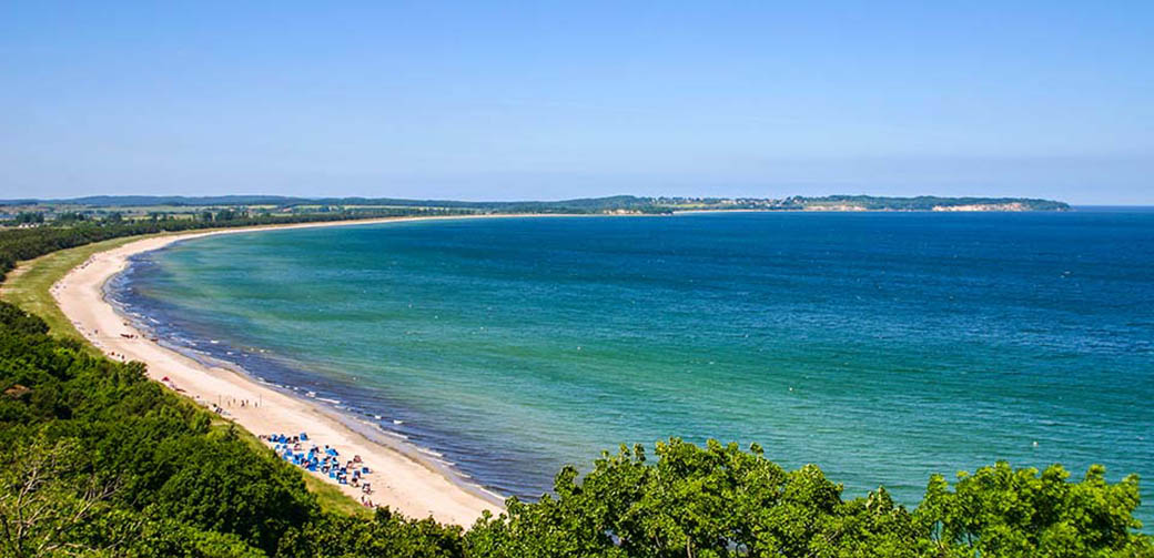 Der lange Badestrand vom Ostseebad Thießow reicht bis nach Lobbe